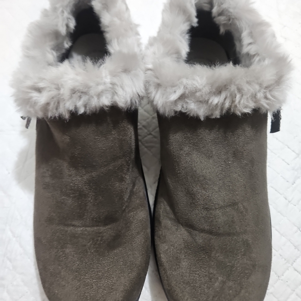 Bzeez Cozy Faux Fur Lined Suede Slip-On Shoes Sz 10